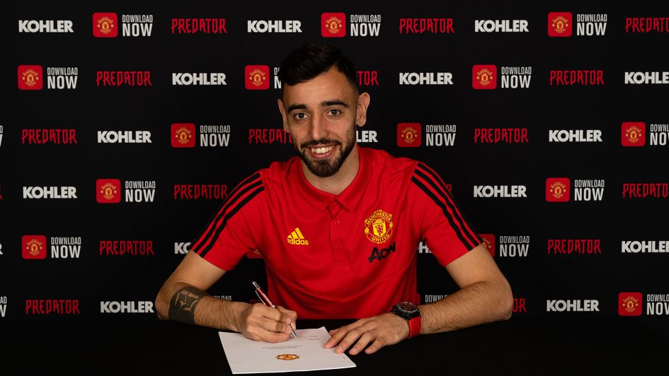 Bruno Fernandes signs his Manchester United contract
